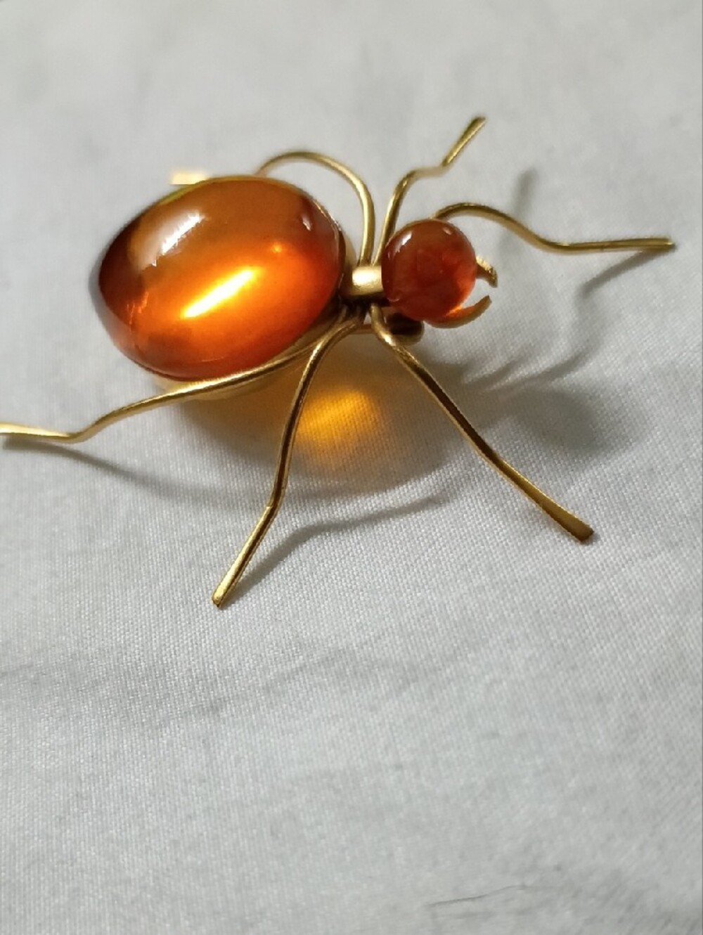 Vintage Soviet-era spider brooch w/ a gold-tone setting w/ Baltic honey amber - Picture 3 of 3